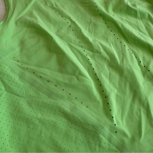 Lululemon Swift Ventilated Running Tank Top Size 6 in Scream Green Light - Picture 3 of 6